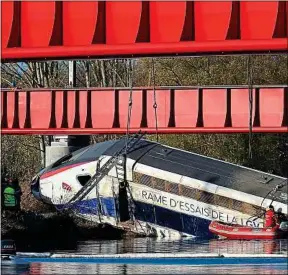  ??  ?? Le 14 novembre 2015, l’accident de TGV a fait 11 morts et 42 blessés.