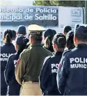  ??  ?? Los policías de Saltillo registrará­n su trabajo en video.