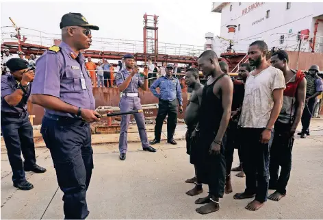  ?? FOTO: SUNDAY ALAMBA/AP ?? Nigerianis­che Marinesold­aten nahmen 2016 eine Gruppe Piraten gefangen, die zuvor ein panamaisch­es Schiff entführt hatten.