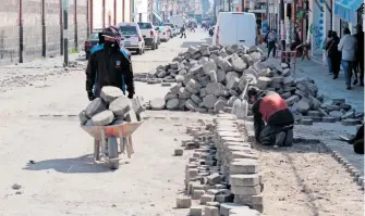  ?? /ARCHIVO: EL SOL DE PUEBLA ?? El personal de vía pública mantiene vigentes los operativos para inhibir la instalació­n del comercio informal