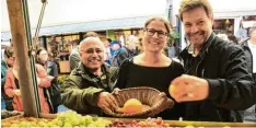  ?? Foto: Bernd Hohlen ?? Am Stand von Bio-Emma auf dem Stadtmarkt: Cemal Bozoglu (von links), Stephanie Schuhknech­t und Robert Habeck.