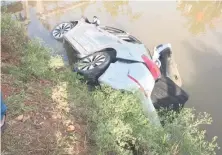  ??  ?? Este vehículo cayó al agua en el tramo Arenoso-la Ciénaga.