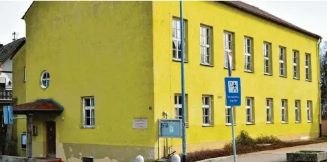  ?? Foto: Elmar Knöchel ?? Asbestbela­stet und vom Hagel beschädigt. Die alte Schule in Straßberg muss wohl abgerissen werden.