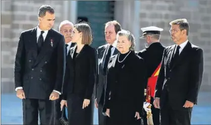  ?? J.J. GUILLÉN / EFE ?? Los Reyes, Felipe y Letizia, al lado de Ana de Francia, la viuda, y el ministro de Justicia, Rafael Catalá