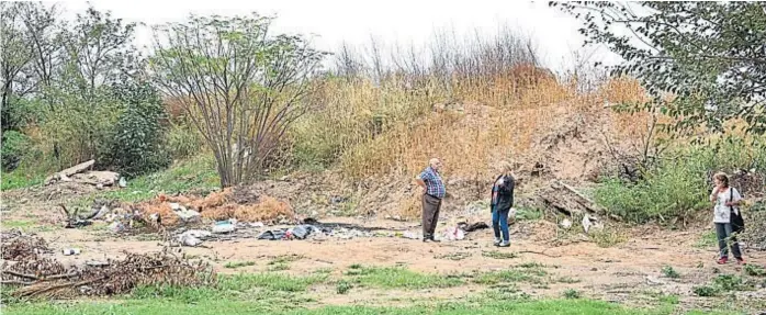  ?? (RAMIRO PEREYRA) ?? Basura y tierra. Los vecinos recorren el terraplén contiguo al nuevo barrio Procrear de Liceo. Para darle más seguridad, levantaron este talud de tierra, que se llenó de basura.