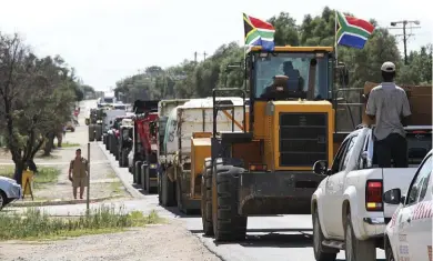  ?? ?? SPITSVERKE­ER. Die optog van die Noord-Kaapse boerderyge­meenskap na Douglas het boere, sakelui, arbeiders en die taxibedryf ingesluit, en het die dorp tot stilstand gebring. FOTO’S: CHARNÉ KEMP