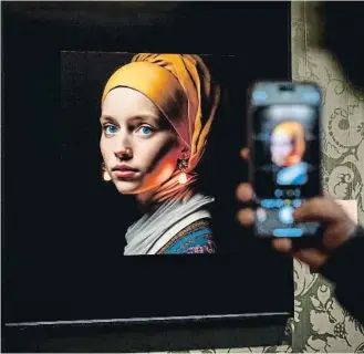  ?? SIMON WOHLFAHRT / AFP ?? Imagen creada mediante IA por Julian van Dieken a partir de la obra de Vermeer
