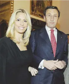  ?? Ansa ?? Sotto scacco Gianfranco Fini con la compagna Elisabetta Tulliani e Umberto Bossi con Berlusconi nel ‘97