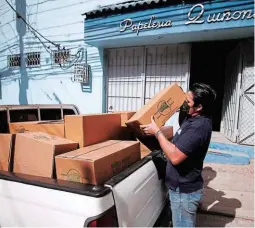  ?? FOTO: EL HERALDO ?? Cada año, cientos de cajas con miles de cuadernos son donadas a la campaña para que los niños sean los beneficiad­os.
