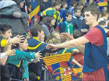  ?? FOTO: CLAUDIO CHAVES ?? Mario Hezonja, saludando al público del Palau Blaugrana.
El alero croata deja el Barça para vivir la aventura NBA
