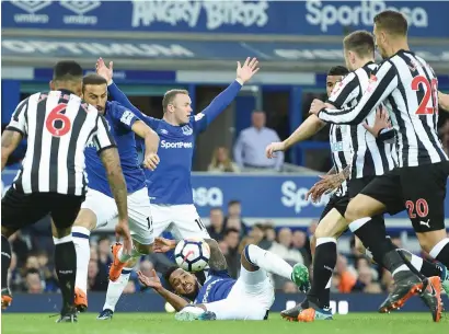  ?? AFP ?? Everton’s English striker Wayne Rooney (third from left) appeals for a penalty after Everton’s English striker Theo Walcott (on the floor) was tackled in the six yard box during the EPL match against Newcastle United on Monday. —