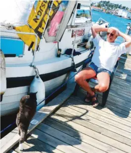  ??  ?? SKIPSKATT: Nils Walle og katten Bebisah koser seg på tur.