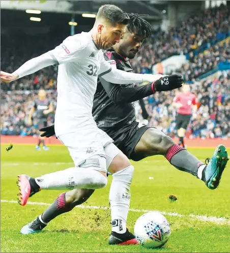  ??  ?? COMMITTED: Leeds United’s Pablo Hernandez is challenged by Reading’s Pele