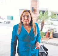  ?? ?? Dana Castañeda acudió este martes al juzgado electoral acompañada de su abogado César Ruiloba.