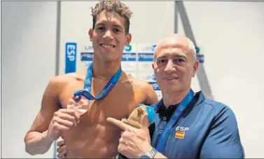  ??  ?? Hugo González posa con el bronce con su entrenador, Taja, del Real Canoe de Madrid.