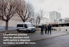  ??  ?? La présence policière dans les quartiers nord suffit parfois à disperser les dealers au pied des tours.