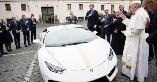  ??  ?? En novembre , le pape François a dédicacé d’un «Francesco» le capot de la Lamborghin­i Huracán bénie. En , Jean Paul II avait, lui, offert une Ferrari.