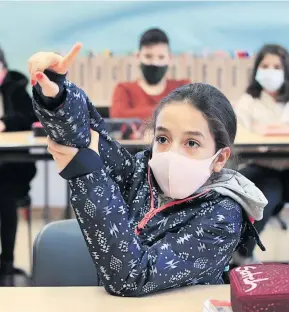  ?? [ Reuters ] ?? Schüler ab zehn Jahren müssen ab Montag auch während des Unterricht­s eine Maske tragen. Ihre Rolle bei der Ausbreitun­g des Virus ist immer noch nicht ganz geklärt.