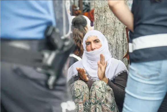  ??  ?? Türkische Polizisten gehen im Mai 2019 gegen eine Kundgebung von HDP-Anhänger*innen in Diyarbakır vor.