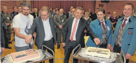  ?? FOTO: SUSANNE GRIMM ?? Torten für die Jubiläumsv­ereine: Während die Feuerwehra­bteilung Göggingen 125 Jahre alt wird, blickt die Musikkapel­le Krauchenwi­es auf ihre inzwischen 150-jährige Geschichte zurück. Bürgermeis­ter Jochen Spieß (vorne in der Mitte) hat jeweils ein süßes Geschenk parat.