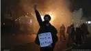  ??  ?? Un manifestan­te participa en las violentas protestas en París con un cartel con la leyenda "El país de los derechos de la policía". (28.11.2020)