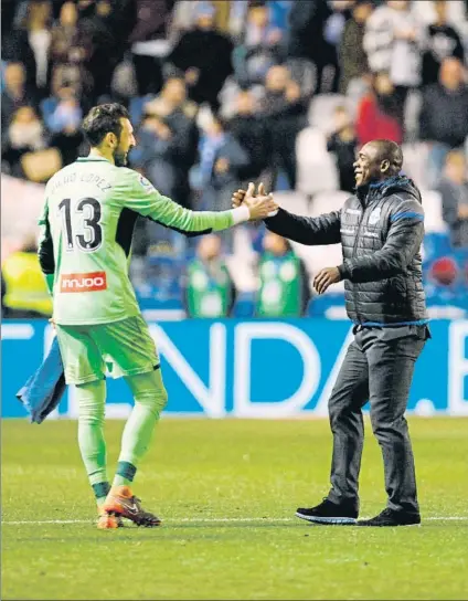  ?? FOTO: EFE ?? Diego López, felicitado por Clarence Seedorf al término del partido. El atino del cancerbero para detener un penalti frustró al Deportivo