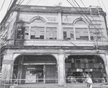  ?? ?? A glass window of the Locsin-Coscolluel­a building on corner Ledesma-Iznart Street, Barangay Magsaysay, Iloilo City recently shattered and fell, nearly hitting passersby.