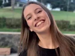  ??  ?? Il suo sorriso Alice Vignaga, neppure 16 anni, è la vittima di un pirata della strada