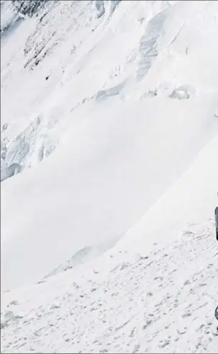  ??  ?? L’esforç Kilian Jornet ingerint líquid durant una parada en l’ascens llampec a l’Everest, que es va complicar a causa d’unes molèsties que va tenir a l’estómac