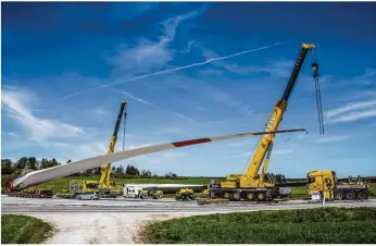  ?? Foto: Markus Brandhuber ?? Mit Krans werden die Flügel für die Windräder angehoben. Mehr Bilder unter hz.de