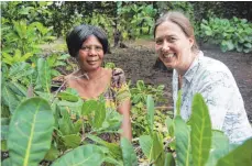  ?? FOTOS: HEDEMANN ?? Bäuerin Victoria Ataa zeigt GIZ-Expertin Rita Weidinger im Dorf Congo in Ghana, wie sie ihre Cashew-Bäume beschneide­t.