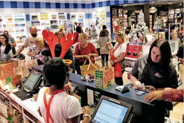  ?? [PHOTOS BY JACK MONEY, THE OKLAHOMAN] ?? Shoppers filled the Bath & Body Works at OKC Outlets on Thanksgivi­ng.