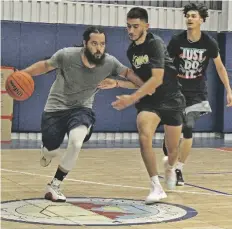  ?? FOTO CÉSAR NEYOY-BES ?? OTRAS ACCIÓN del partido entre Yuma Hoops y Champs, el pasado jueves, en la primera jornada de primera fuerza de la Liga Municipal de Basquetbol de San Luis.