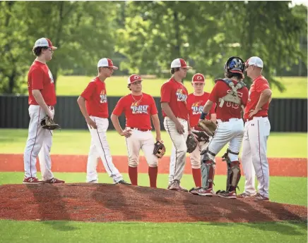  ?? ANDREW NELLES/THE TENNESSEAN ?? D-bat Elite players meet on the mound at Drakes Creek Park in Hendersonv­ille on Friday.