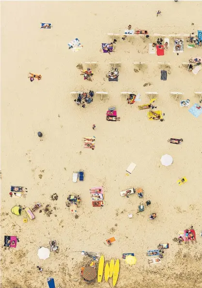  ?? Getty Images ?? Ausnahmeso­mmer: Zwischen die Badegäste an der Adria (hier ein Strand zwischen Ravenna und Rimini) passen einige Babyelefan­ten.