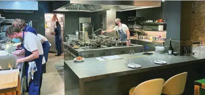  ??  ?? El cocinero Rafa Peña propone en Gresca una atractiva carta de tapas y raciones