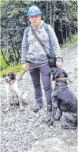  ?? FOTO: WELLHAUSEN ?? Bettwanzen-Spezialist Stefan Wellhausen mit seinen beiden Hunden Jim und Derex.