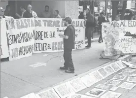  ??  ?? La Asamblea General de los Pueblos, Barrios, Colonias y de los Pedregales de Coyoacán realizaron un mitin en defensa del agua afuera de las oficinas del Sistema de Aguas de la Ciudad de México ■ Foto José Antonio López