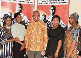  ?? /Supplied ?? Activist and veteran journalist Joe Thloloe is flanked by family members – Sibongile Mafata, Thuli Kumalo, Boitumelo Mofokeng, Motlapele Gosani.