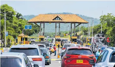  ?? FOTOS HANSEL VáSQUEZ ?? Largas filas se observaron ayer en el peaje de Puerto Colombia, tras el reajuste de las tarifas.