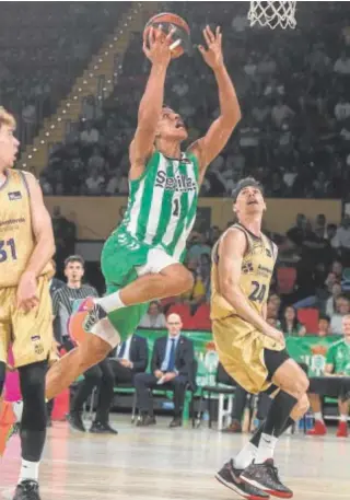  ?? ?? Tyson Pérez, a punto de encestar en el duelo contra el Barça // JUAN JOSÉ ÚBEDA