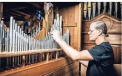  ??  ?? Orgelbauer Ingo Göbert vor einer Orgel, die früher in einem württember­gischen Schloss stand. Sie kam, in alle Einzelteil­e zerlegt, in der Werkstatt an.