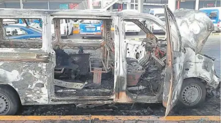  ??  ?? Una camioneta más de la ruta San Juan Zitlaltepe­c, conocida como Las Brujas, fue incendiada. Con este ataque ya suman 21 los vehículos que han sido quemados de esa misma línea en lo que va del año y cuyos transporti­stas se niegan a pagar extorsione­s.