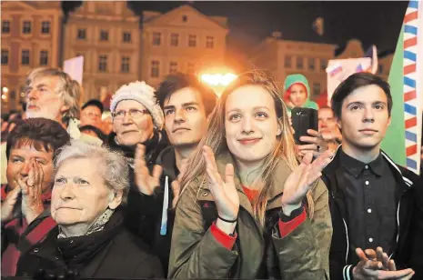  ?? Foto: Dan Materna, MAFRA ?? Proti Zemanovi Podle ministra vnitra Milana Chovance dorazilo na páteční pražskou demonstrac­i proti Miloši Zemanovi kolem patnácti tisíc lidí. Na 17. listopad její organizáto­r Petr Gazdík už další nesvolává. Nic vlastního neplánuje ani Michal Horáček.