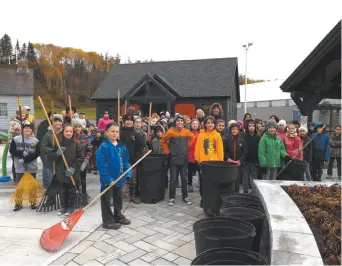  ??  ?? Une centaine d’élèves de l’École régionale Saint-Basile ont refait une beauté au parc d’eau lundi matin. - Acadie Nouvelle: Sébastien Lachance