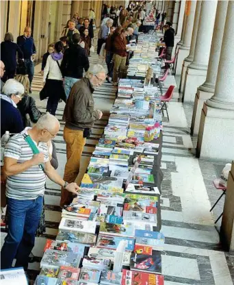  ??  ?? Libri protagonis­ti Una precedente edizione di Portici di Carta in centro a Torino