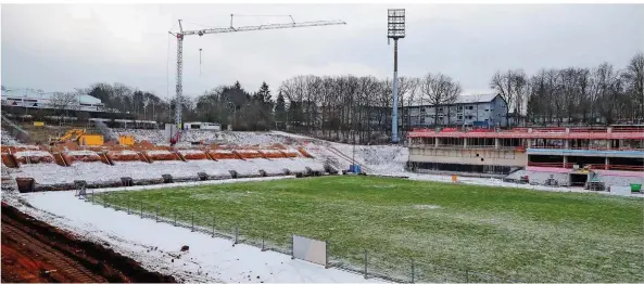  ?? FOTO: SCHLICHTER ?? Wann wird der Ludwigspar­k fertig? Nachdem der Saarbrücke­r Stadtrat am Dienstagab­end einem Sonderkred­it für das Stadion eine Absage erteilt hat, droht ein Baustopp.