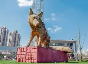  ??  ?? The urban Fox, a sculpture of metal and straw, is one of the top attraction­s at the Jing’an sculptural Park.