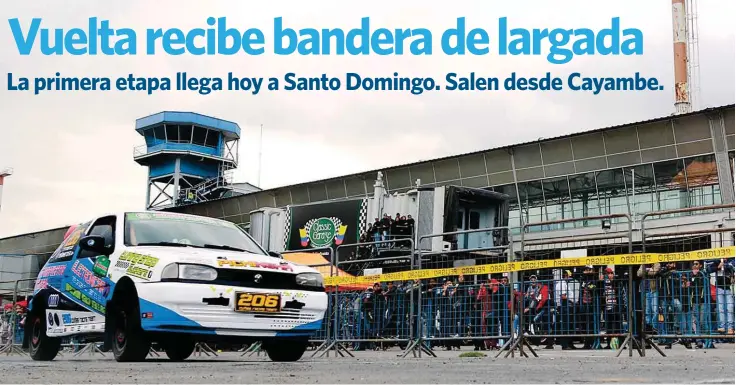  ??  ?? PISTA. Los pilotos sacaron su destreza a flote para probar a la par sus máquinas en el antiguo aeropuerto de Quito.
