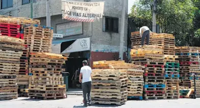  ?? ADRIÁN VÁZQUEZ ?? Establecim­ientos de reciclado ponen la madera en la calle